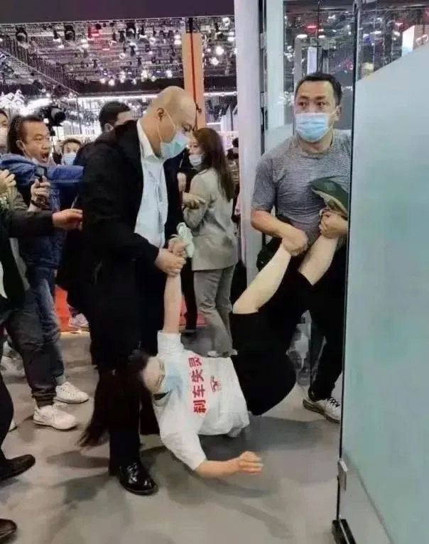 “不妥协”的特斯拉因维权事件再陷争议旋涡,迟来的道歉与生命孰轻孰重 “不妥协”的特斯拉因维权事件再陷争议旋涡,迟来的道歉与生命孰轻孰重