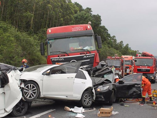 车辆出了交通事故，保险公司拒赔，让我承担赔偿责任！