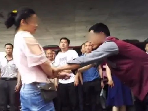 堂弟当众辱骂堂姐“小三、二奶”，堂姐诉至法庭！